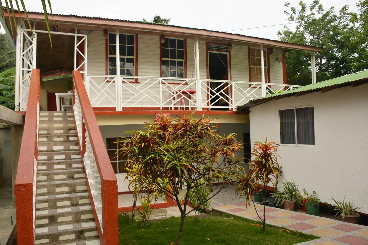 Posada Valerie Hotel Archibolds Bagian luar foto
